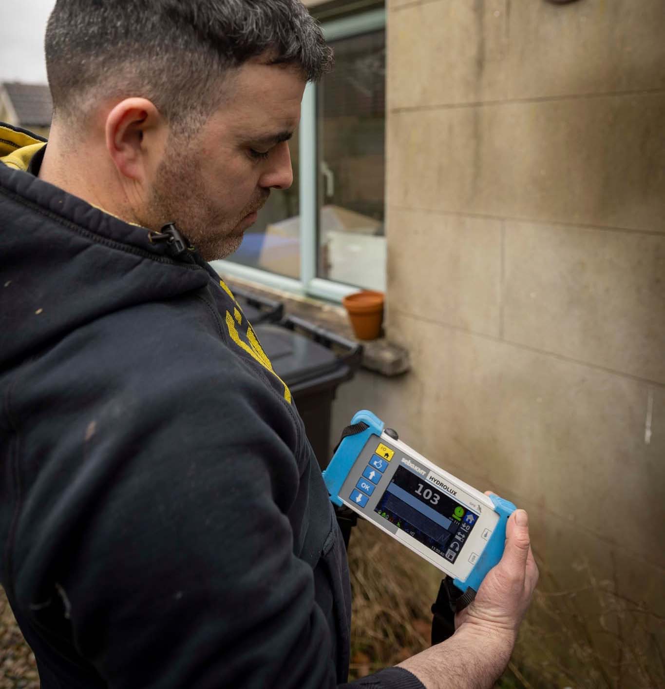 Checking gas levels